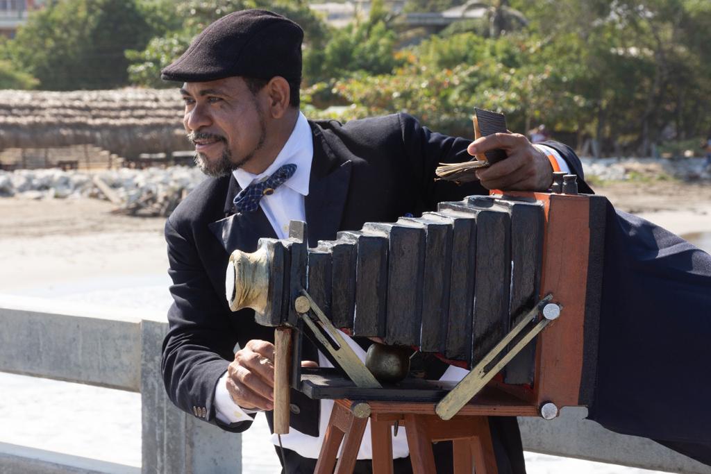 Performance en homenaje a los migrantes de la primera mitad del siglo XX.
