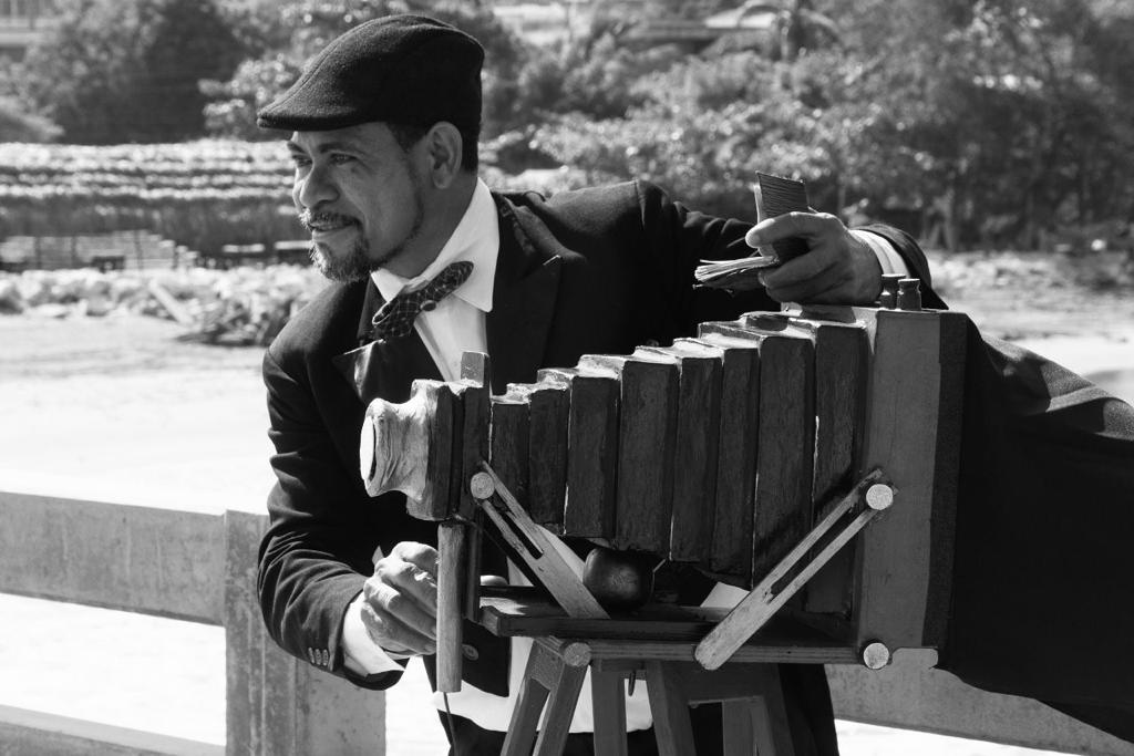 Performance en homenaje a los migrantes de la primera mitad del siglo XX.