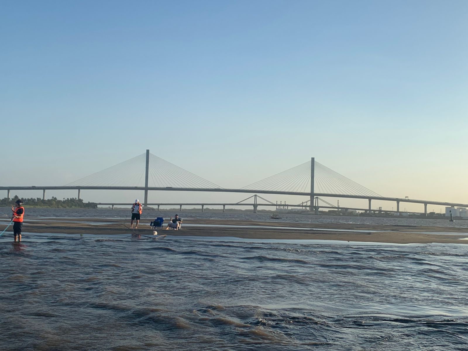 El grupo de amigos en el islote.