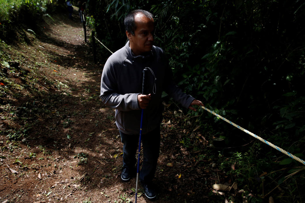 Experto trazaron un recorrido por la zona y como la idea era centrar su atención en las personas con discapacidad visual, tendieron una "línea de vida" -una cuerda que siguen quienes no pueden ver o tienen baja visión- la cual les permite desplazarse sin problemas en el terreno.