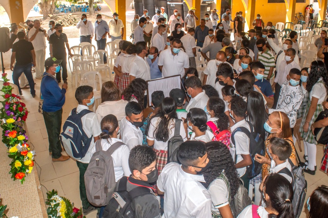 Jóvenes y adultos dándole el último adiós.