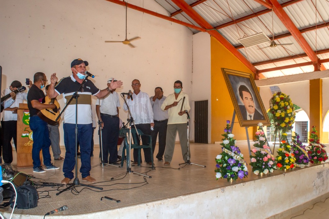 Artistas de la región interpretando sus canciones.