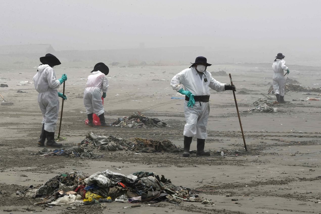 Repsol desplegó un equipo humano de más de 2.500 personas y viene dando soporte a unos 2.800 integrantes de una treintena de colectivos de pescadores y comerciantes de la zona, mientras continúa las labores de rescate de animales.