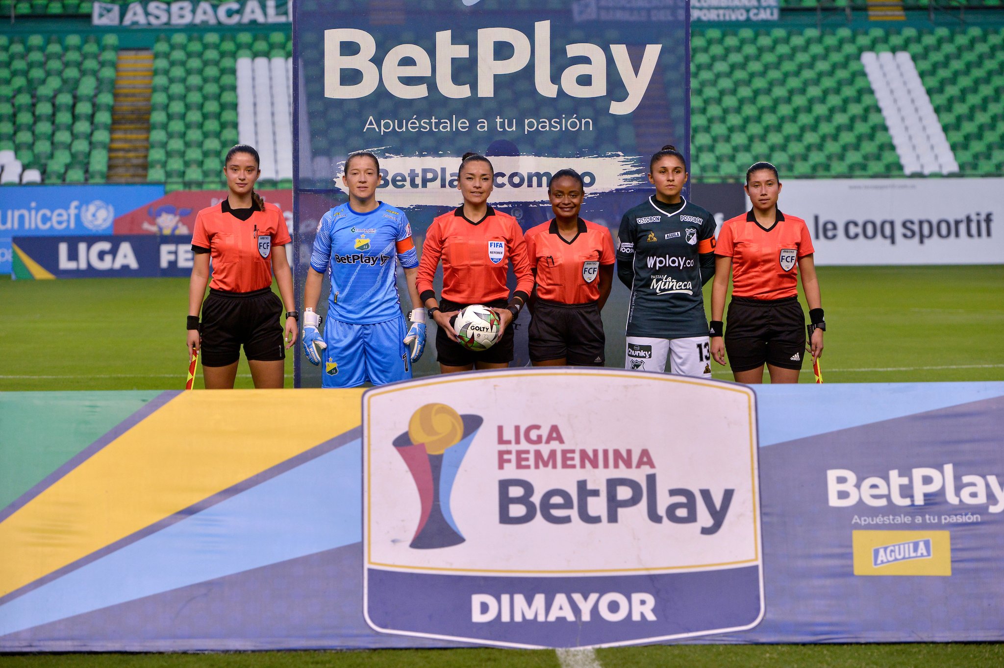 Las capitanas del Huila y Deportivo Cali con la terna arbitral.