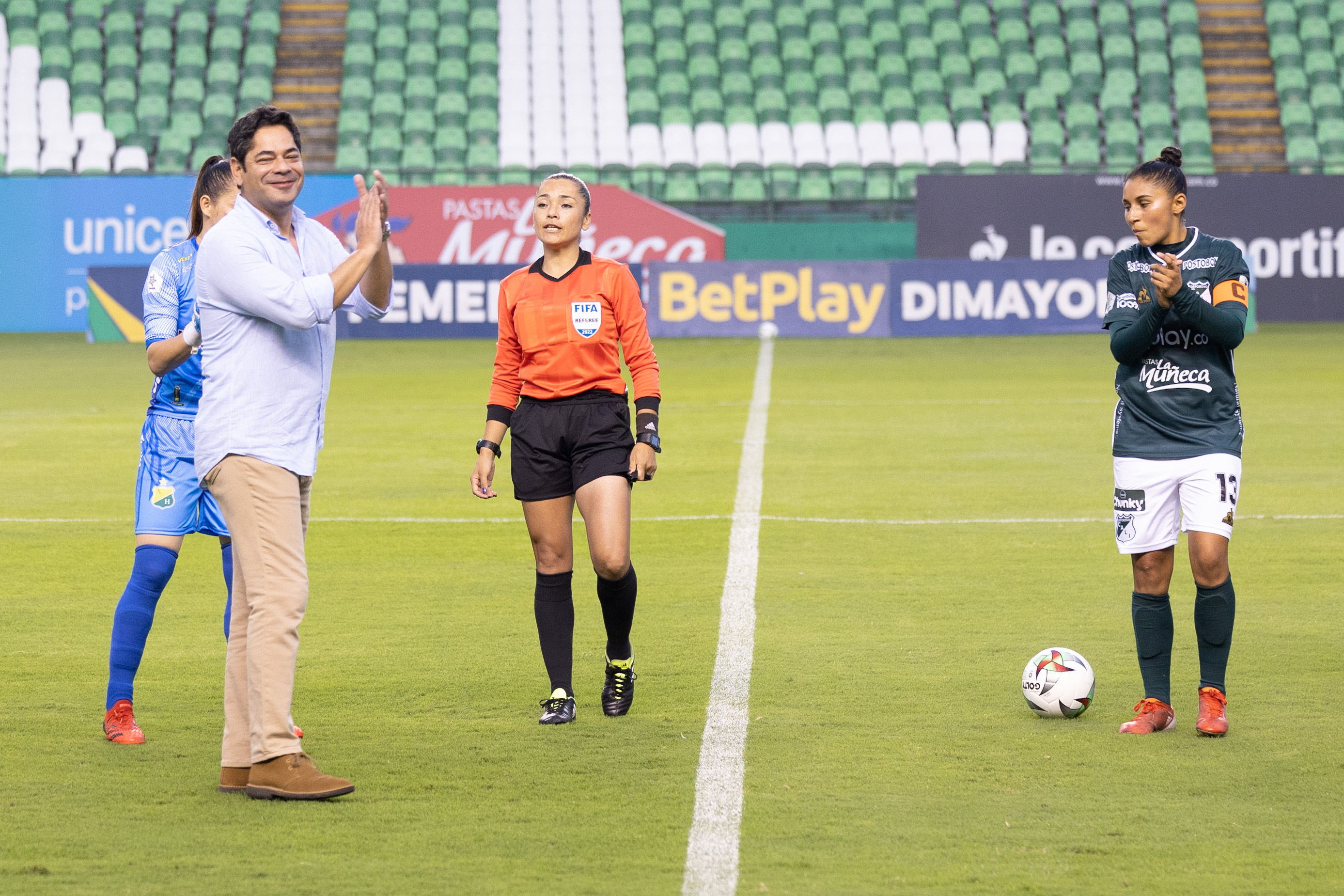 El Ministro del Deporte, Guillermo Herrera, hizo el saque de honor del partido entre el campeón vigente, Deportivo Cali, y el Atlético Huila, en el estadio de Palmaseca.