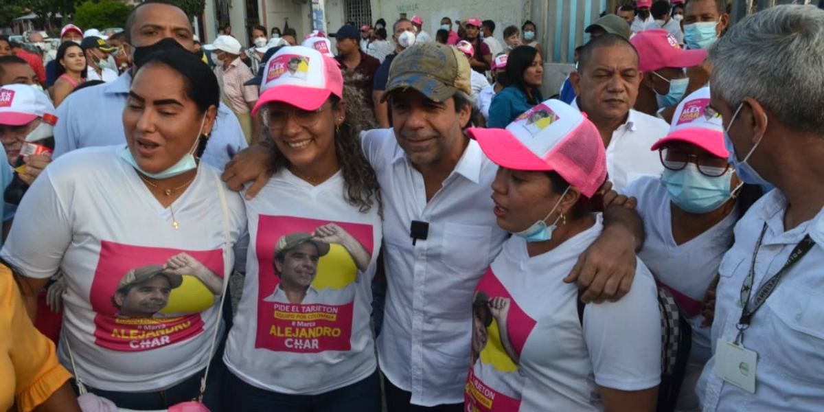 Con simpatizantes del sector.