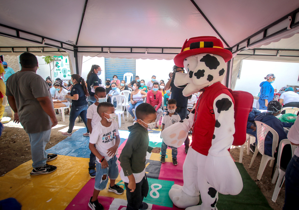 Los niños en actividades lúdicas.