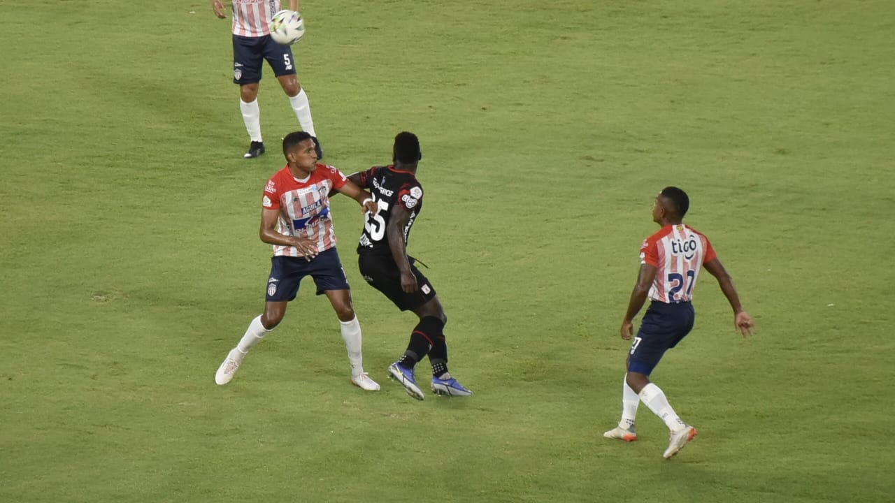 Homer Martínez neutralizando el ataque de Elvis Mosquera.
