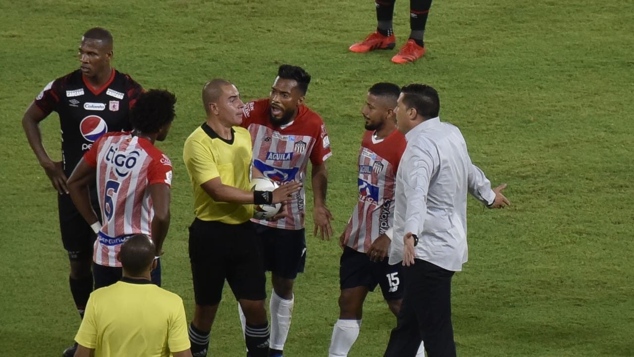 El DT Juan Cruz Real protestando una falla arbitral.