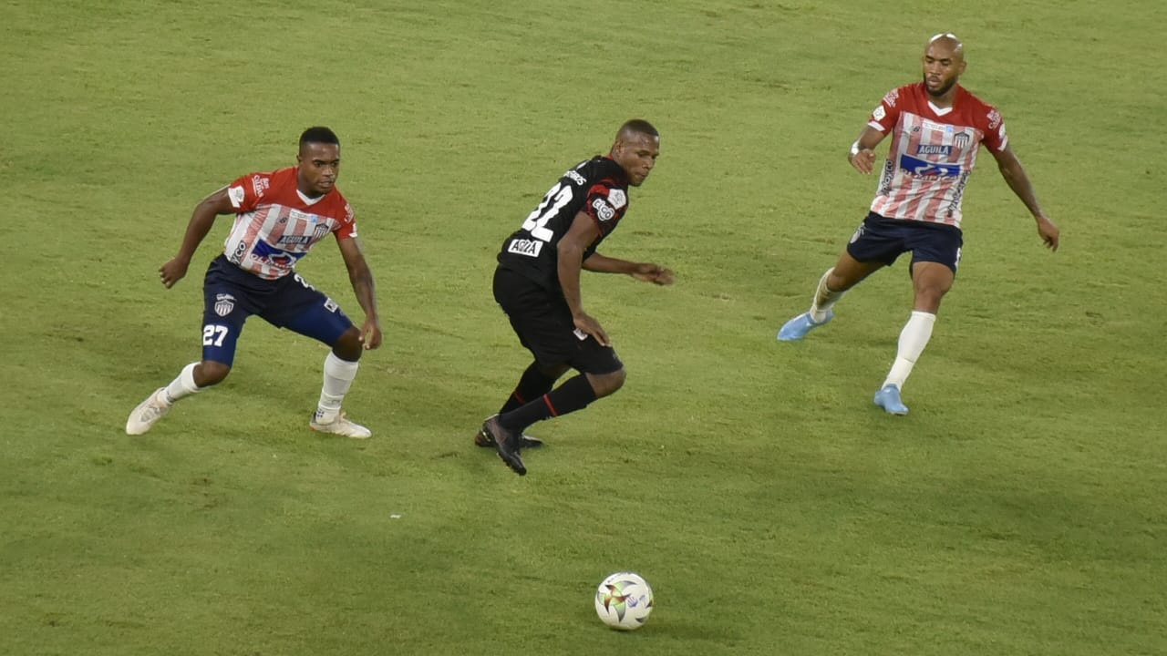 Fabián Viáfara y Freddy Hinestroza controlando a Elvis Mosquera.