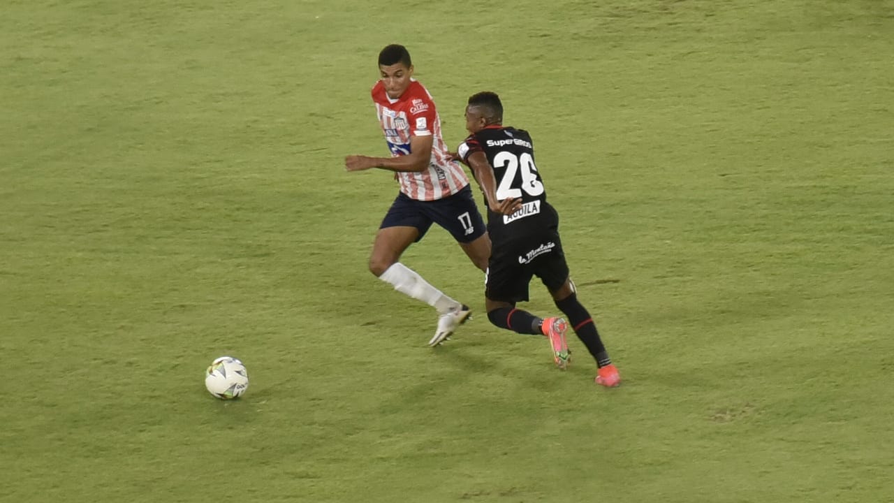 Gabriel Fuentes a la marca de Esneyder Mena.
