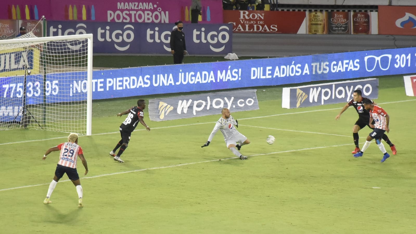 Remate de 'Cariaco' para vencer al arquero Diego Novoa.