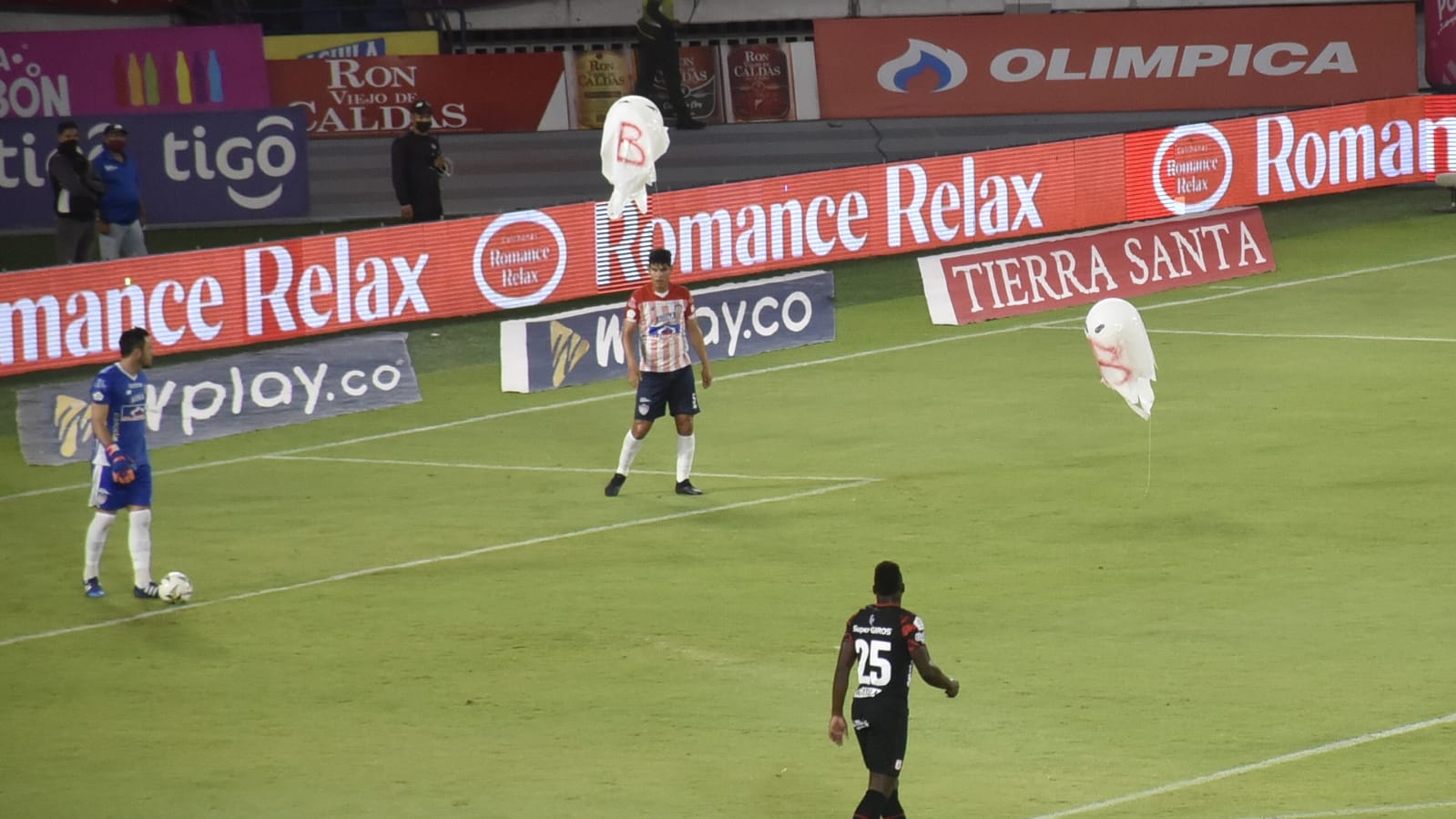 Los globos del 'fantasma de la B' del América.
