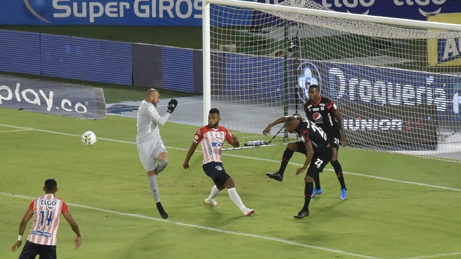 Elvis Mosquera rechazando ante una llegada de Miguel Ángel Borja.