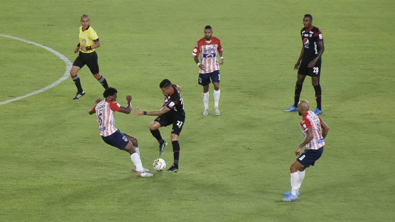 Didier Moreno marcando a Juan Portilla.