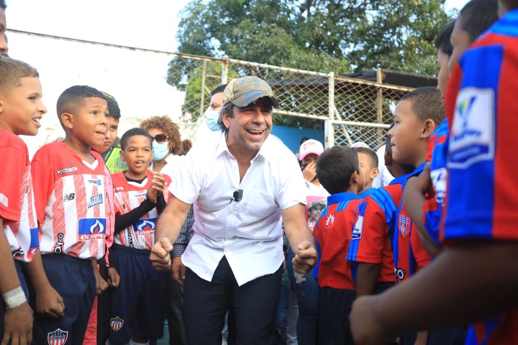 Con los niños en la previa de un partido de fútbol.