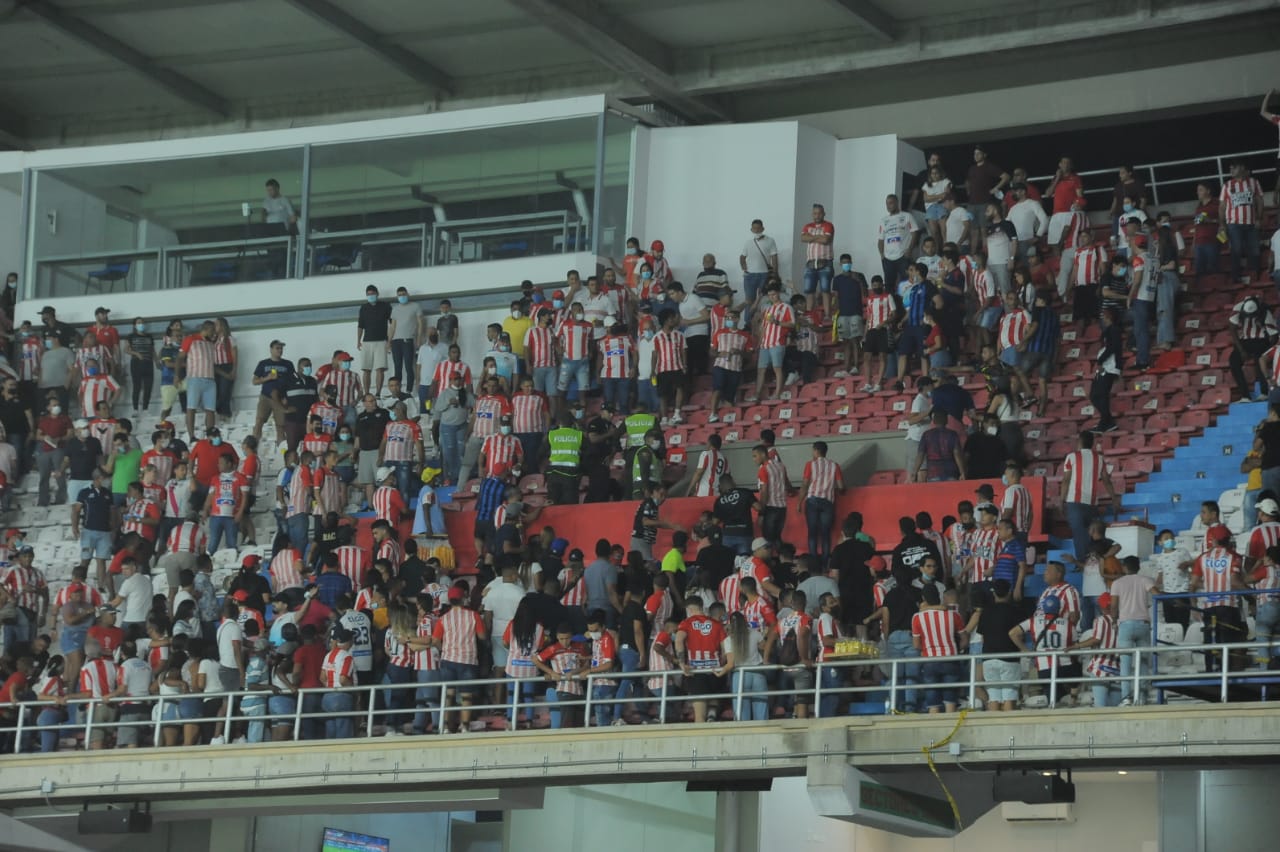 Temor en las tribunas por la invasión de los hinchas.