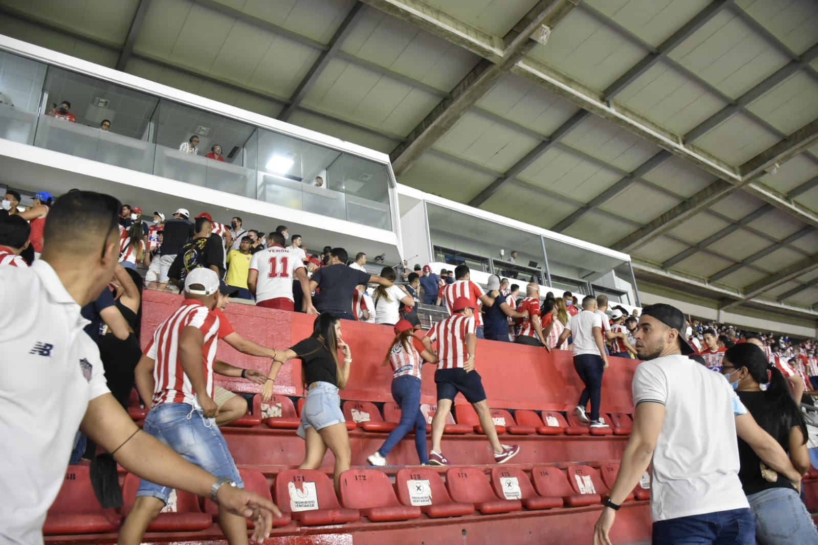 Hinchas buscando refugió por la vandálica invasión.