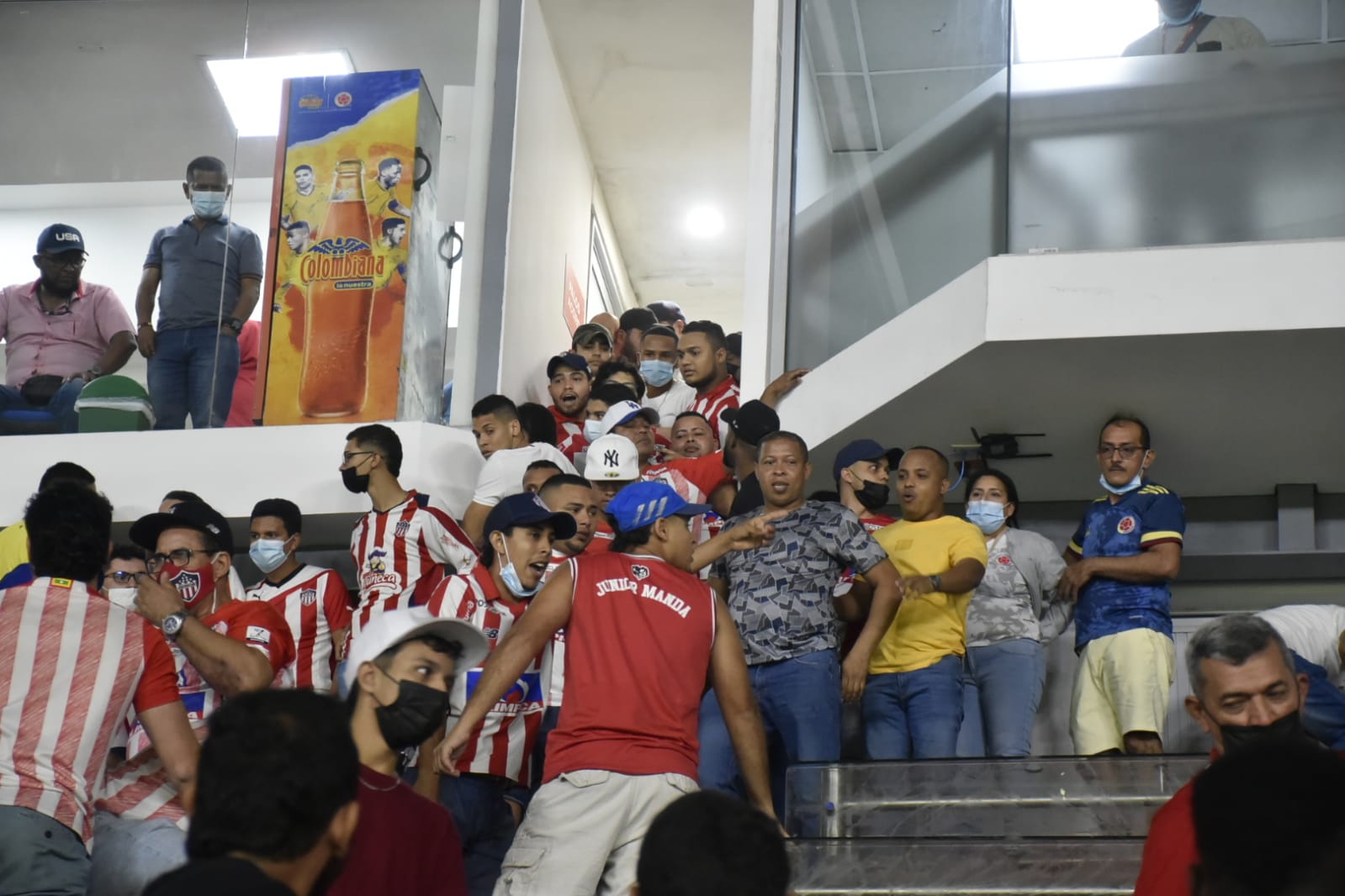 Temor en la tribuna de prensa por la invasión de los hinchas.