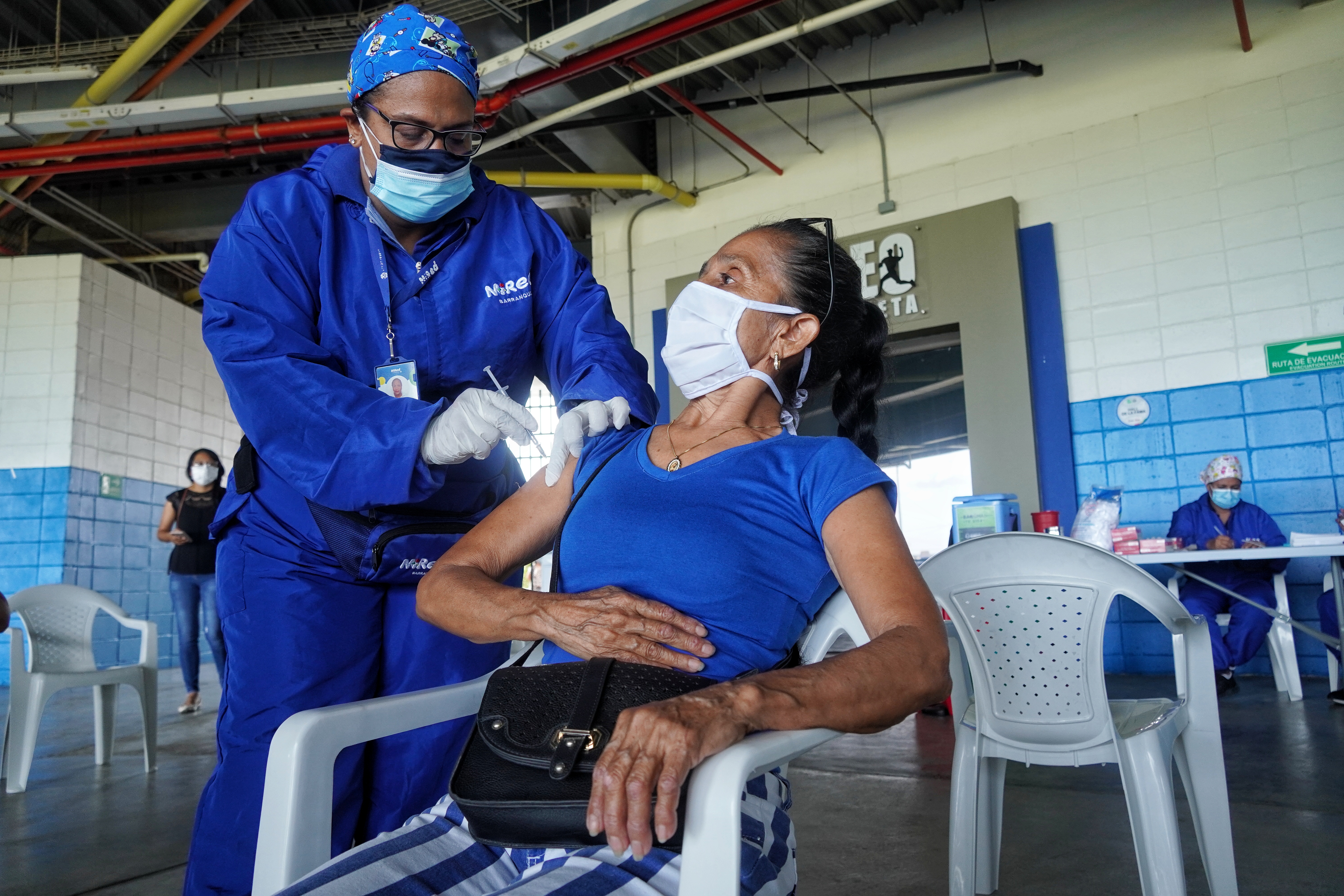 Docente se vacunó en Barranquilla.