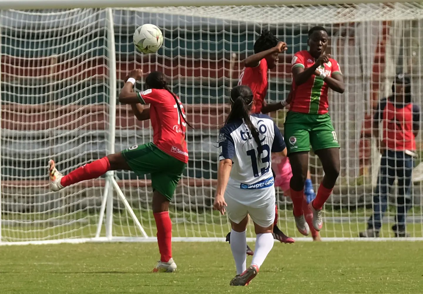 Dimayor Una de las acciones del partido. En la foto, Laura Aguirre patea al arco.