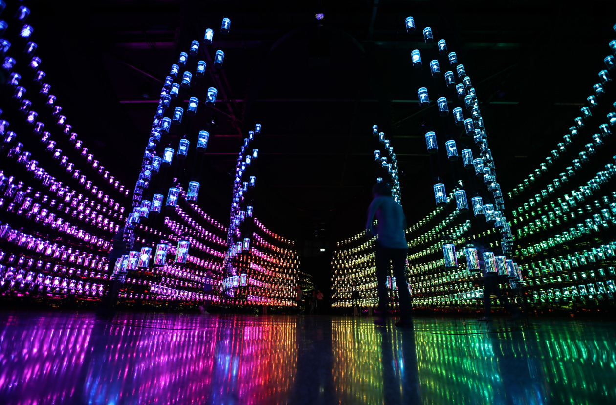 Una vista interior del 'Museo del Futuro' un día después de la inauguración oficial en el emirato del Golfo de Dubai, Emiratos Árabes Unidos.