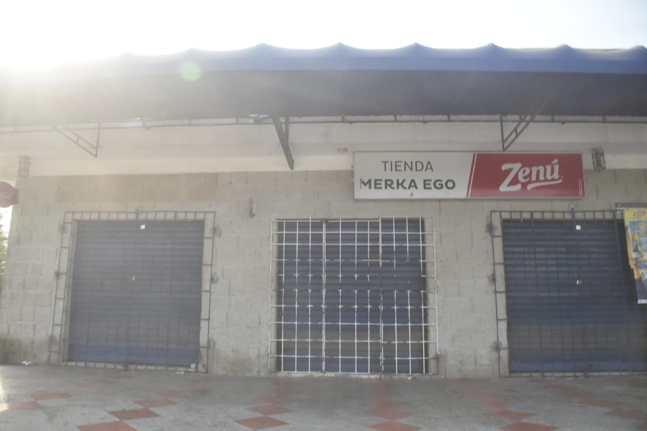Tienda cerradas contra la extorsión.