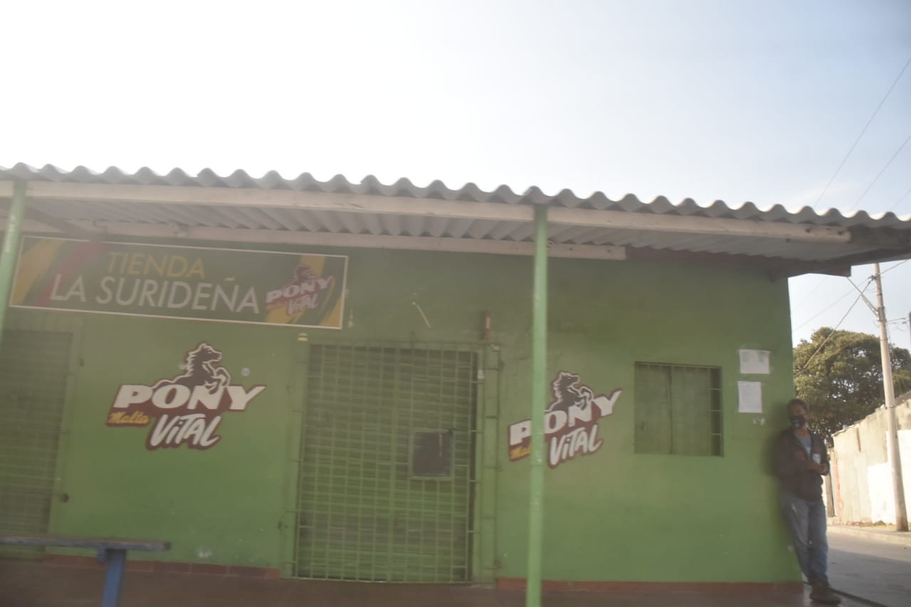 Tienda cerradas contra la extorsión.