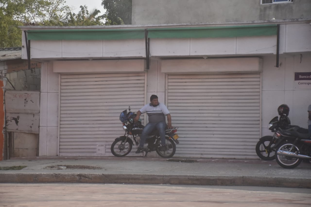 Tienda cerradas contra la extorsión.