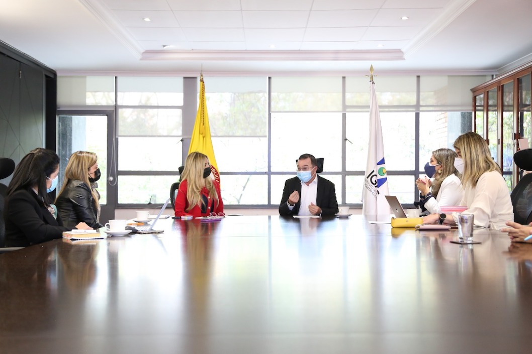 La Directora General IGAC, Ana María Aljure Reales y el Director del SENA, Carlos Mario Estrada Molina, presidiendo el acto.