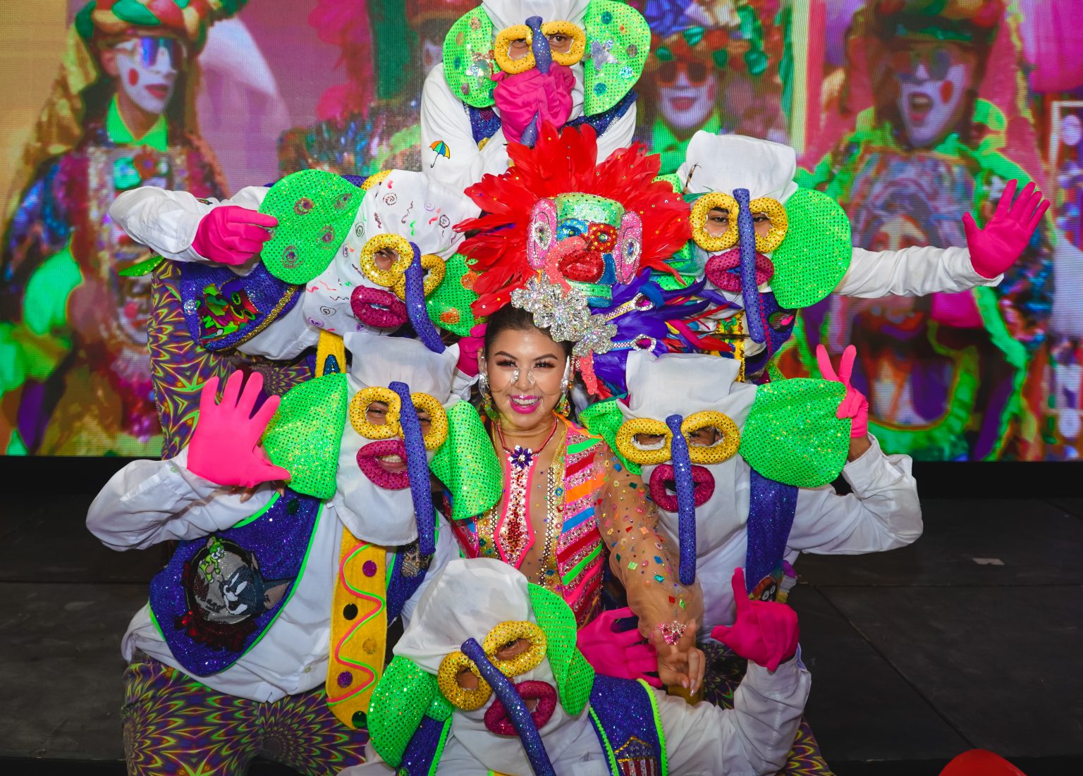 La Reina Valeria Charris y un grupo de Marimondas.