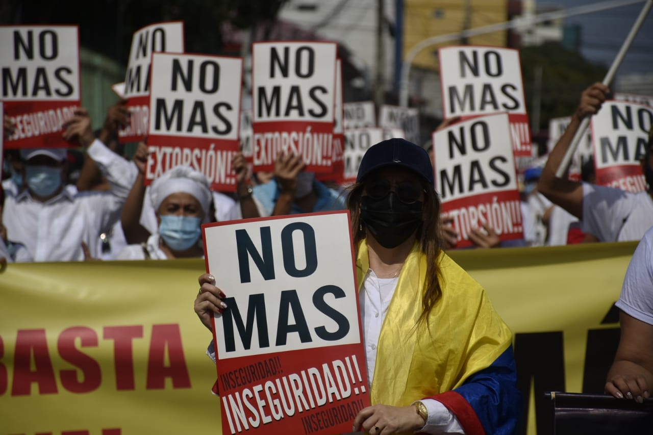 Imagen de la marcha de comerciantes contra la extorsión.