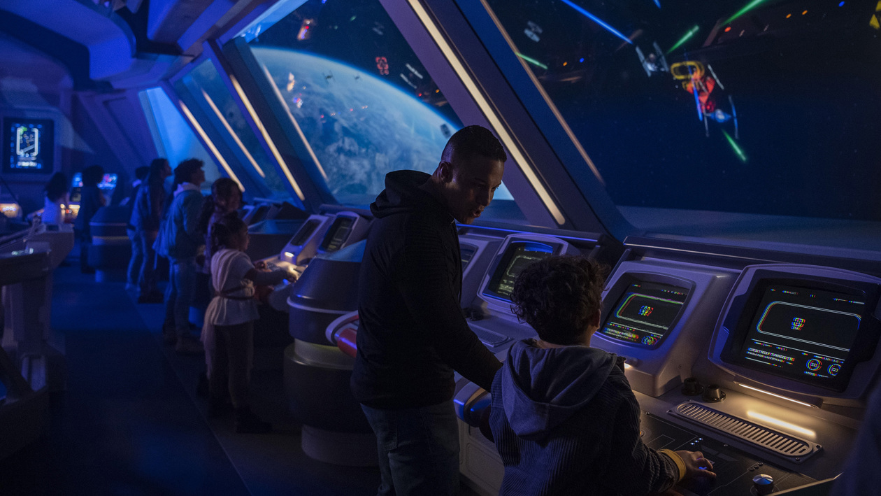 Unas personas mientras defienden el crucero estelar Halcyon desde la sala de juegos en el hotel atracción "Star Wars: Galactic Starcruiser" de Walt Disney World Resort en Lake Buena Vista, Florida (EE.UU.).