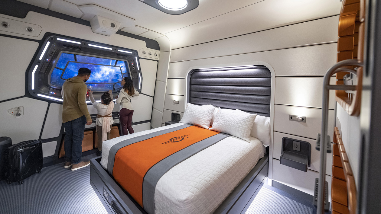 Una familia mientras disfruta la vista desde la cabina del crucero estelar Halcyon en el hotel atracción "Star Wars: Galactic Starcruiser" de Walt Disney World Resort en Lake Buena Vista, Florida (EE.UU.). 