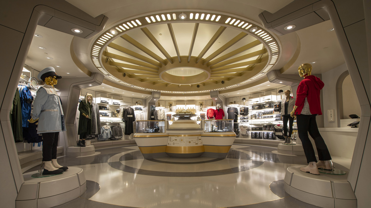 Boutique que ofrece la Colección Chandrila para que los pasajeros puedan vestirse a la moda galáctica como parte de su estadía en el hotel atracción "Star Wars: Galactic Starcruiser" de Walt Disney World Resort en Lake Buena Vista, Florida. 