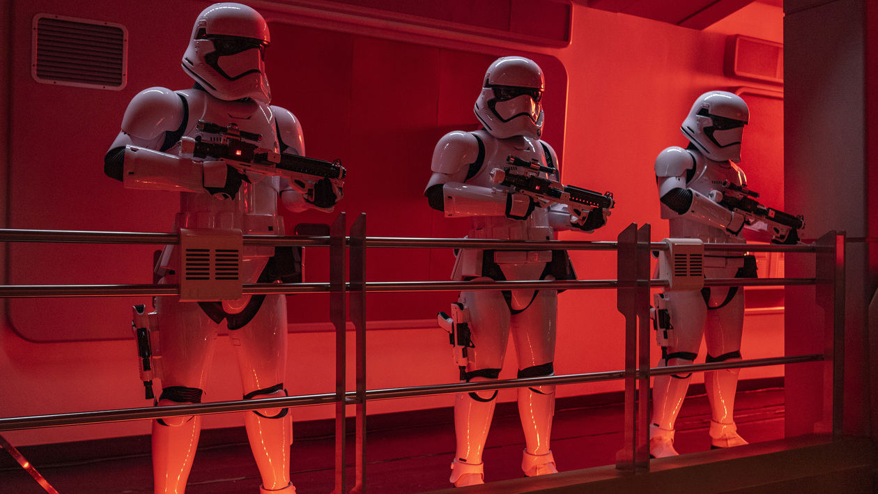   Fotografía sin fecha cedida por Disney donde aparecen unos "stormtroopers", soldados de asalto de la Primera Orden, mientras guardan el pasillo del crucero estelar Halcyon en el hotel atracción "Star Wars: Galactic Starcruiser" de Walt Disney World Resort en Lake Buena Vista, Florida (EE.UU.). 