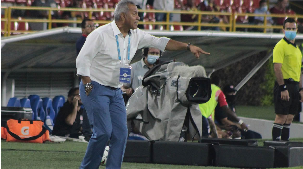 El DT Hernán Torres dirigiendo a los 'pijaos'.