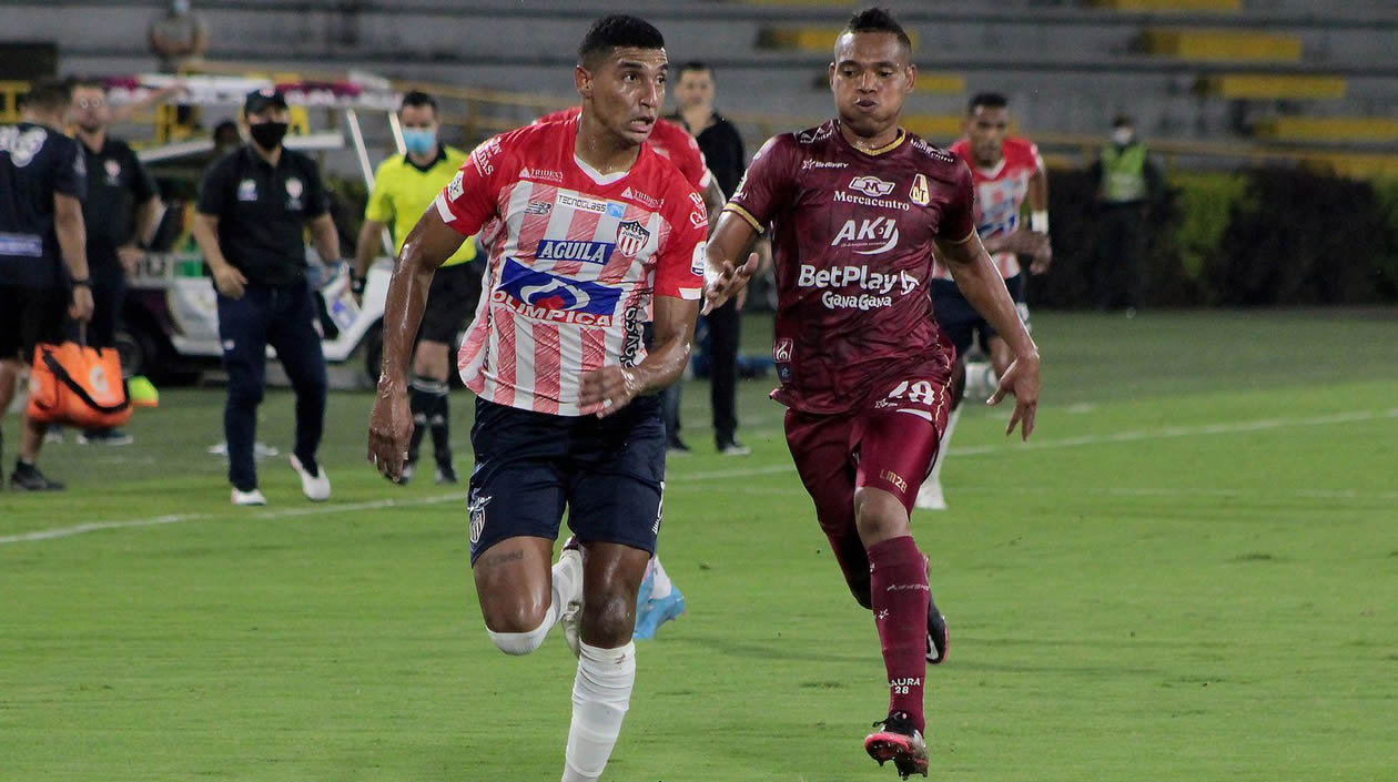 Gabriel Fuentes controlando una llegada local.