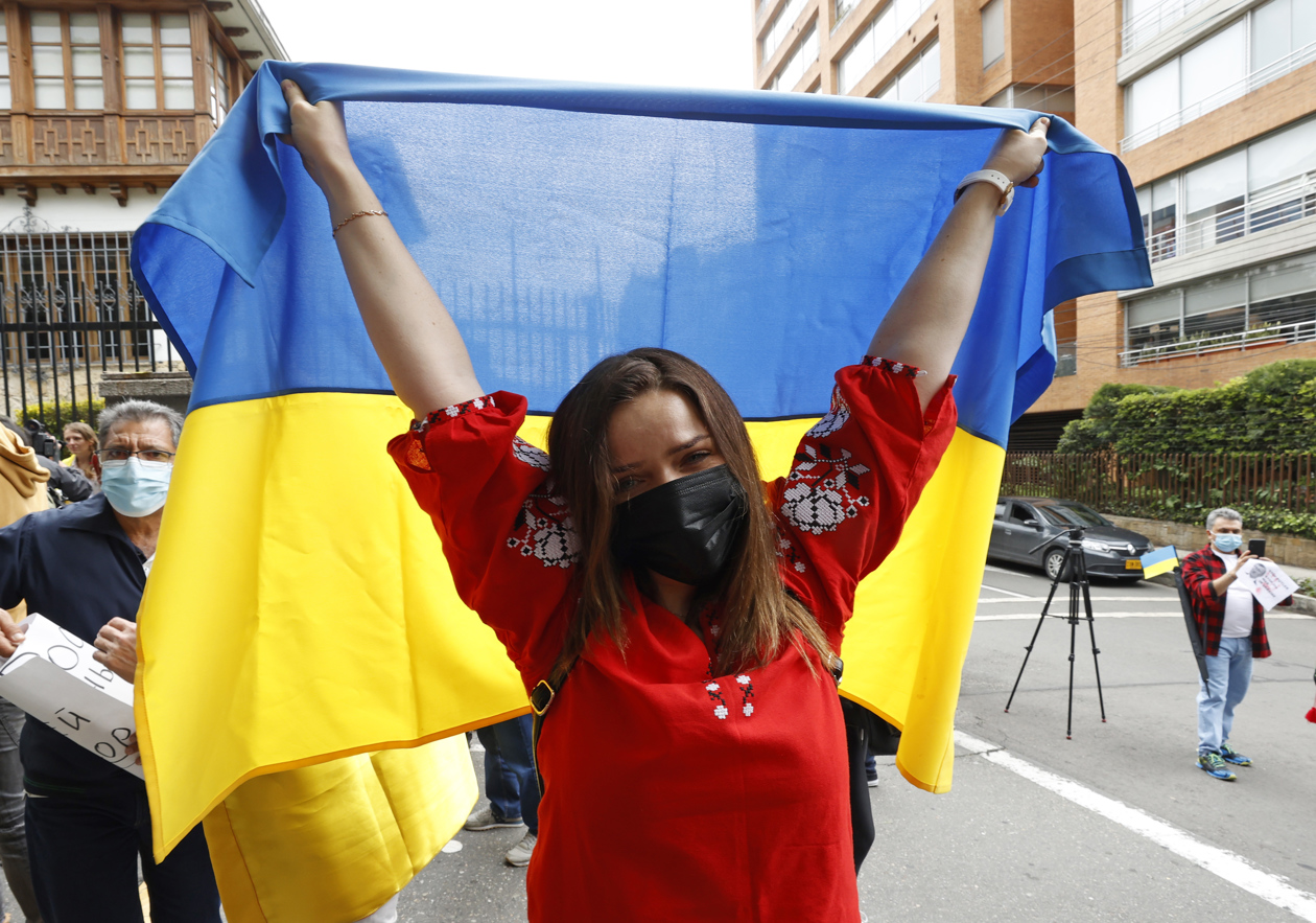  Una ciudadana ucraniana sostiene la bandera de su país durante una protesta contra el avance ruso en Ucrania hoy, frente a la embajada de Rusia, en Bogotá (Colombia).