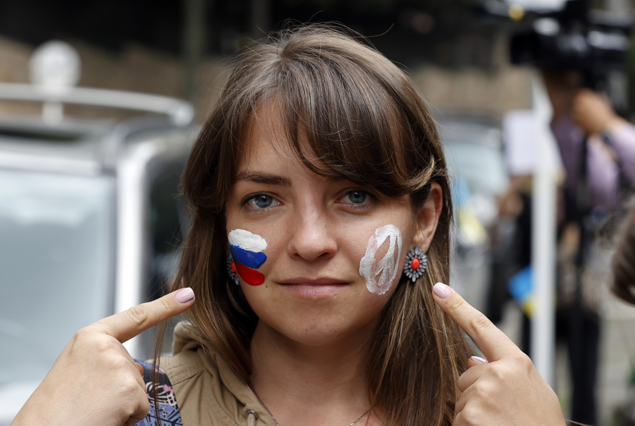 Una ciudadana rusa protesta contra el avance ruso en Ucrania hoy, frente a la embajada de Rusia, en Bogotá (Colombia).