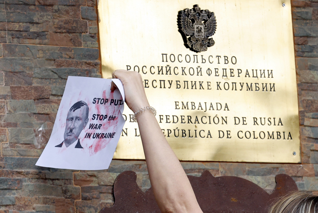 Pancartas con mensajes como "Detente Putler".