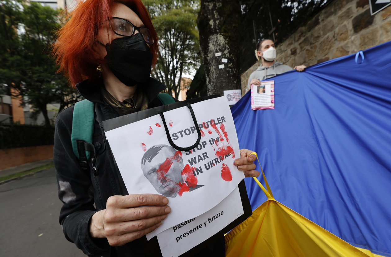 na ciudadana ucraniana protesta contra el avance ruso en Ucrania hoy, frente a la embajada de Rusia, en Bogotá (Colombia).