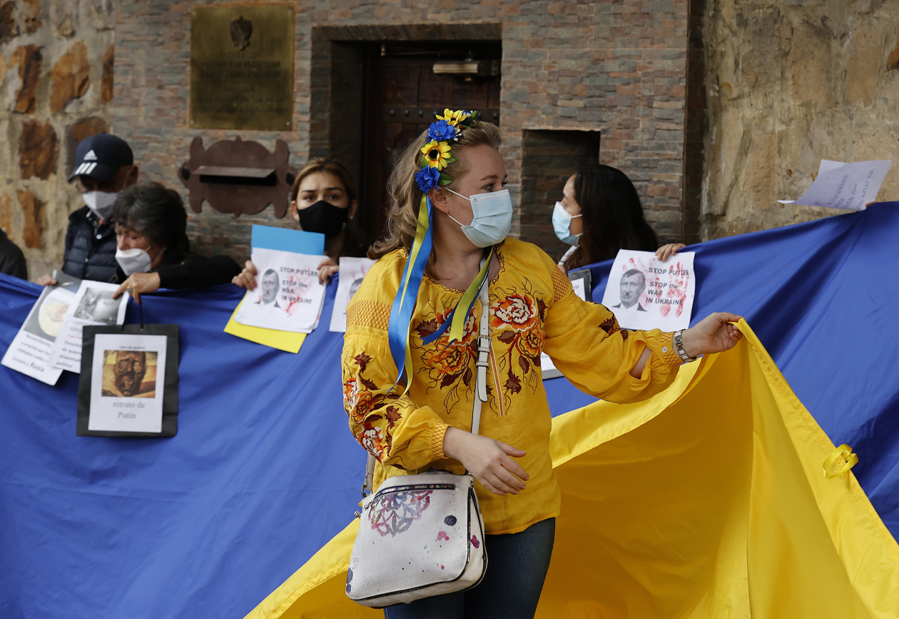 Ciudadanos ucranianos, rusos y colombianos protestan contra el avance ruso en Ucrania hoy, frente a la embajada de Rusia, en Bogotá (Colombia). 