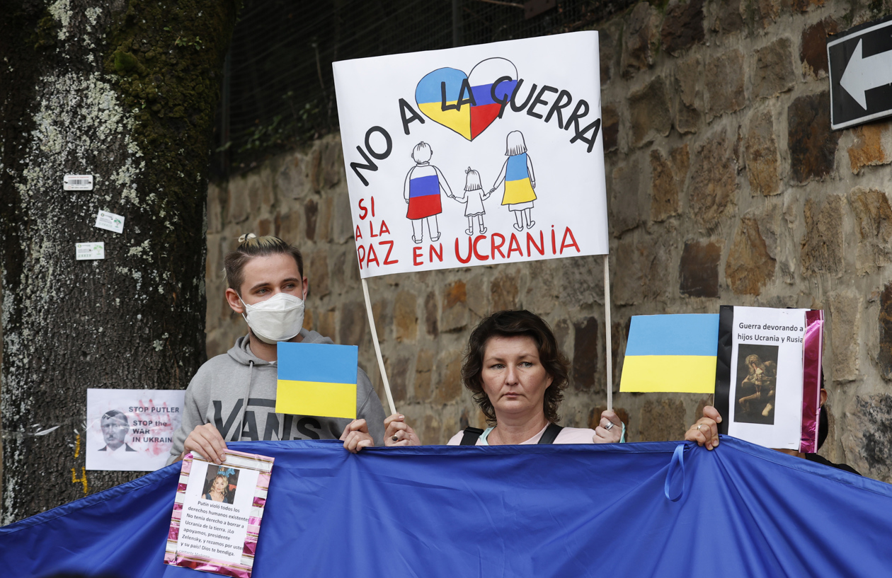 Plantón frente a la embajada de Rusia en Bogotá para rechazar la invasión a Ucrania.