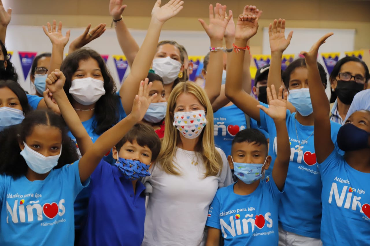 Elsa Noguera, gobernadora del Atlántico, comparte con niños.