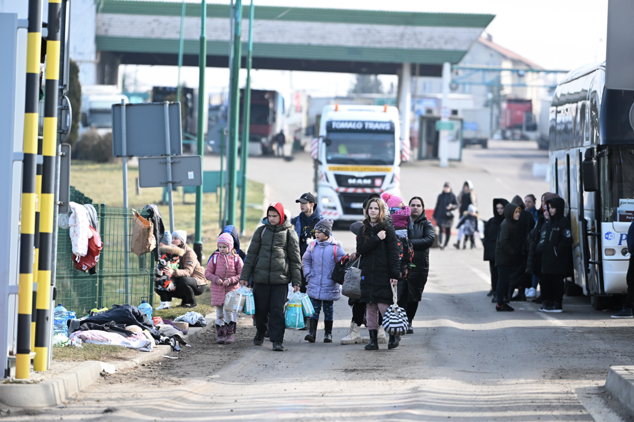 Gente cruza la frontera de Polonia con Ucrania.