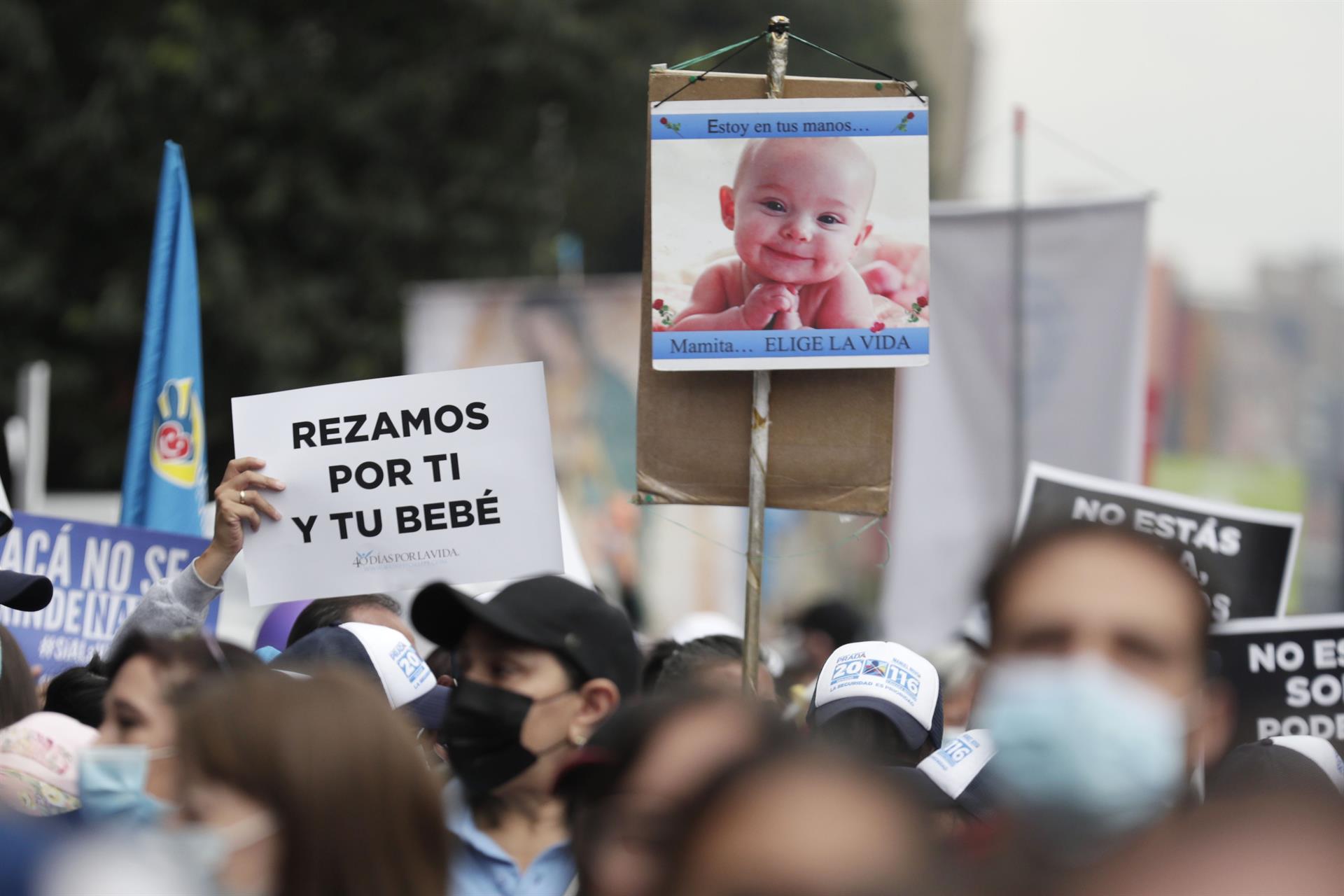 Momentos de la marcha provida en Bogotá. 