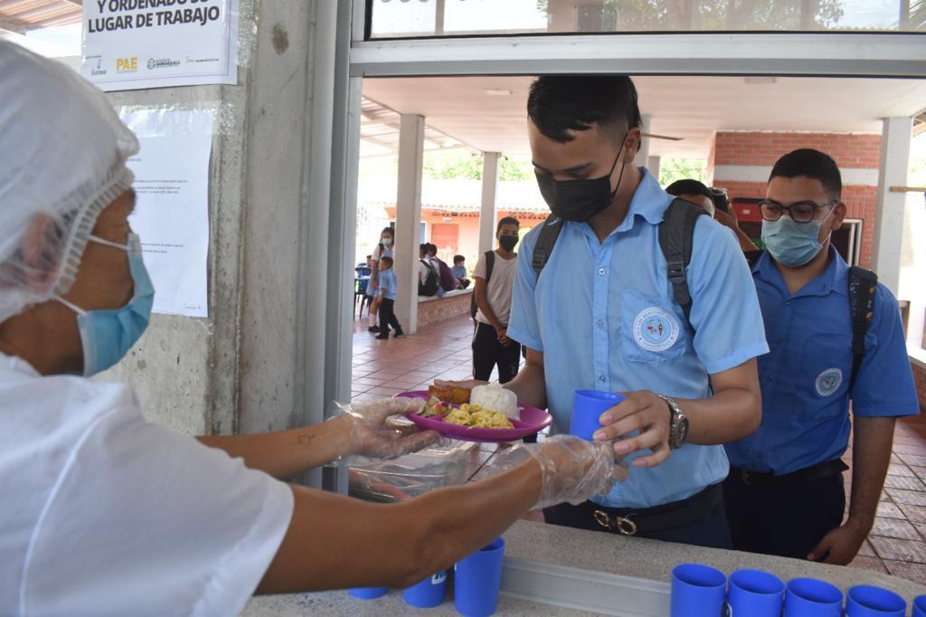 La entrega de los alimentos se realiza cumpliendo rigurosas normas higiénicas.