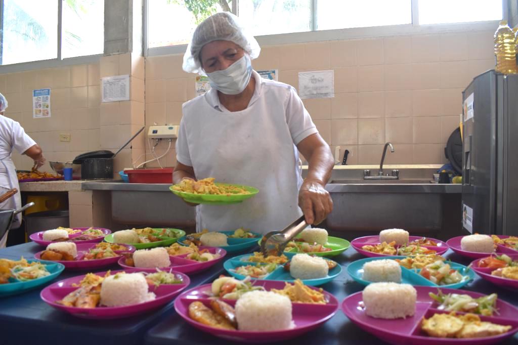 La preparación de los alimentos se realiza bajo estrictas medidas.