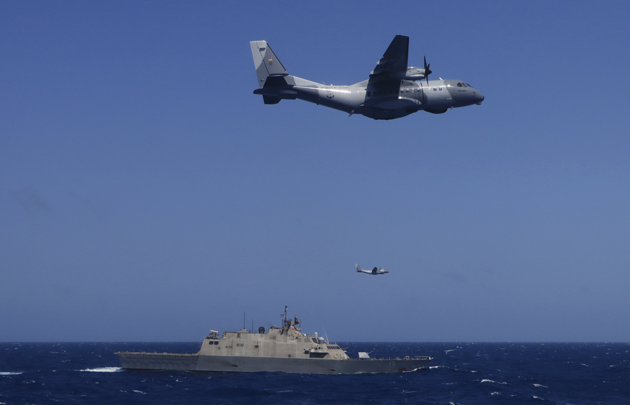 Dos aviones patrulleros marítimos colombianos sobrevuelan el buque tipo LCS (Litoral Combat Ship) (por sus siglas en ingles) USS Billings, el 27 de febrero de 2022, durante un ejercicio de entrenamiento e interoperabilidad que se desarrolló con unidades de las armadas de Colombia y Estados Unidos, en el Mar Caribe.
